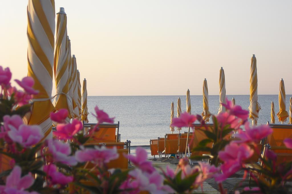 Hotel Galleano Laigueglia Exteriör bild